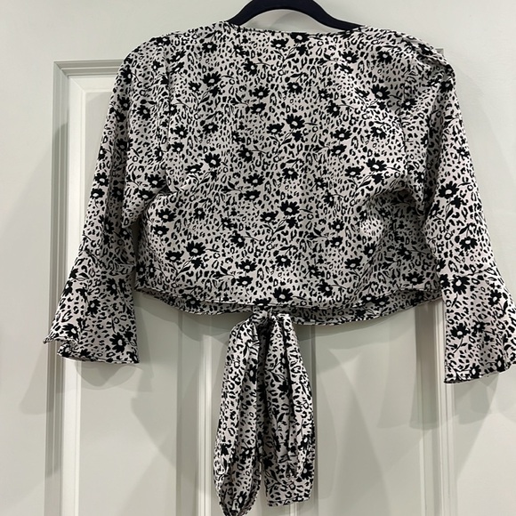 Audrey 3+1 Bell sleeve crop top - Picture 4 of 4